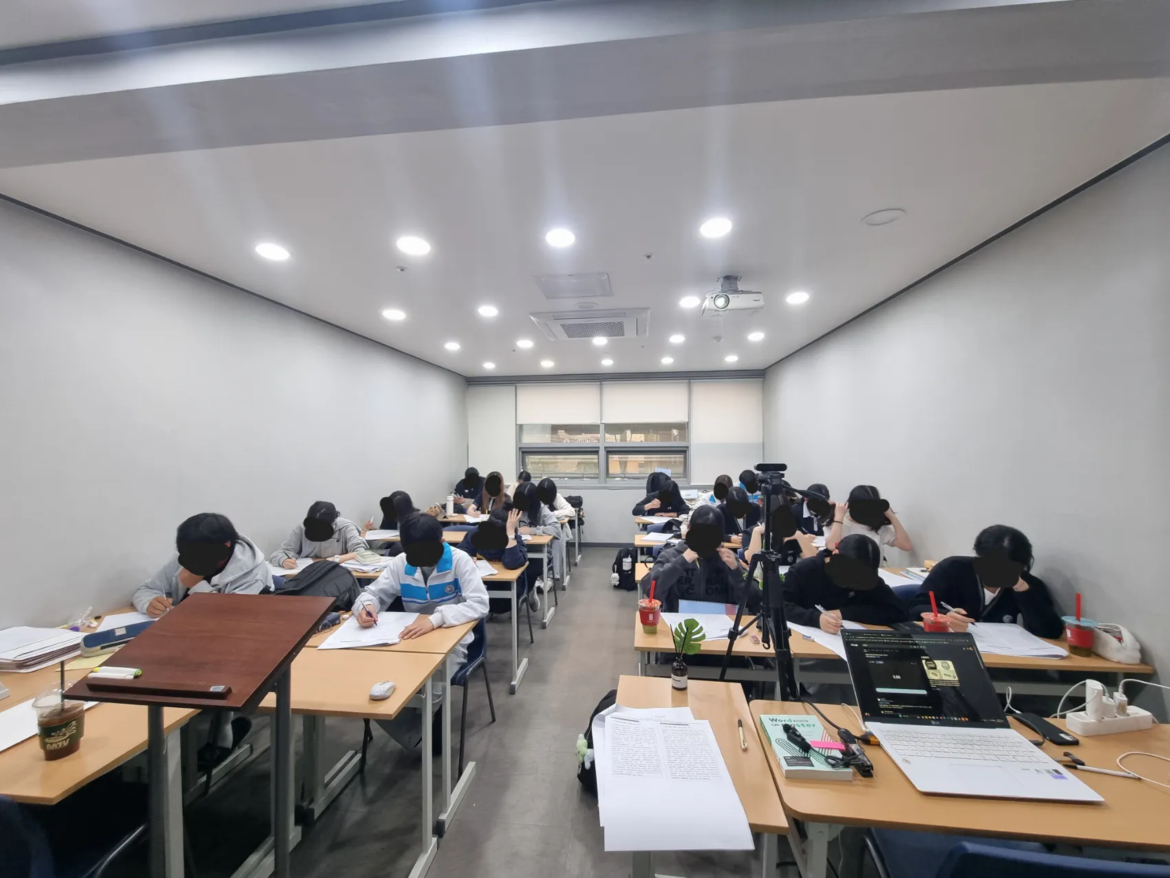 깊이와 통찰 면학 분위기 — 학생들이 집중해 공부하는 모습